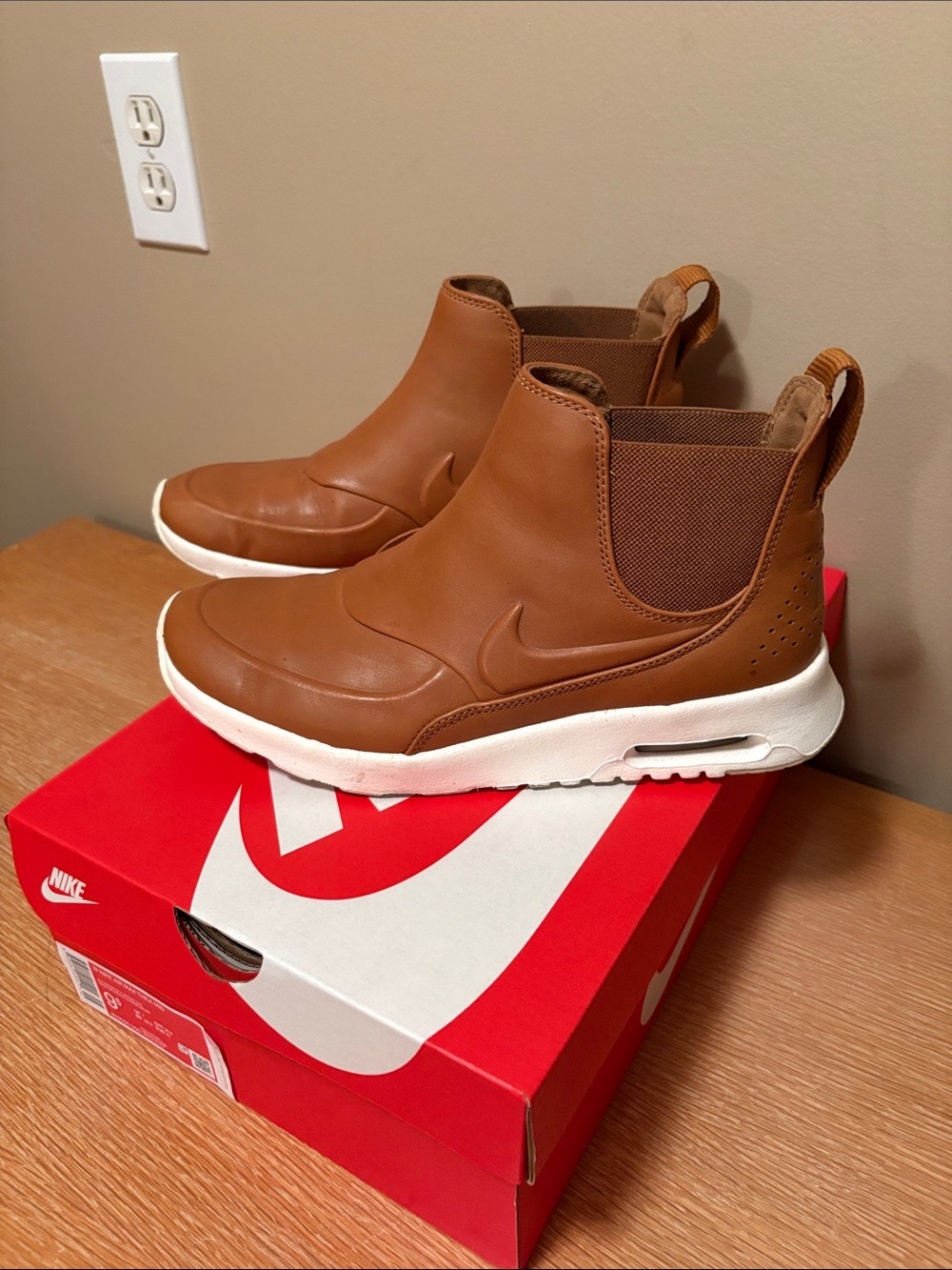 Nike Airmax Thea Mid women’s size 9.5 brown color excellent condition in - Picture 4 of 6